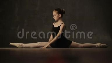 训练中，疲惫的女孩芭蕾舞演员史诗般地摔倒在地上